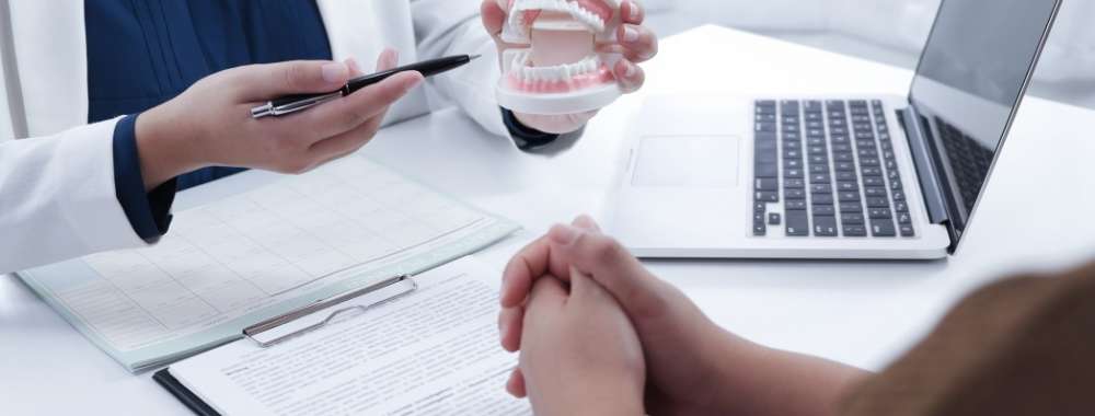 dentist-explaining-process-of-treatment-to-patience-medical-health-concept_t20_ZxygzY